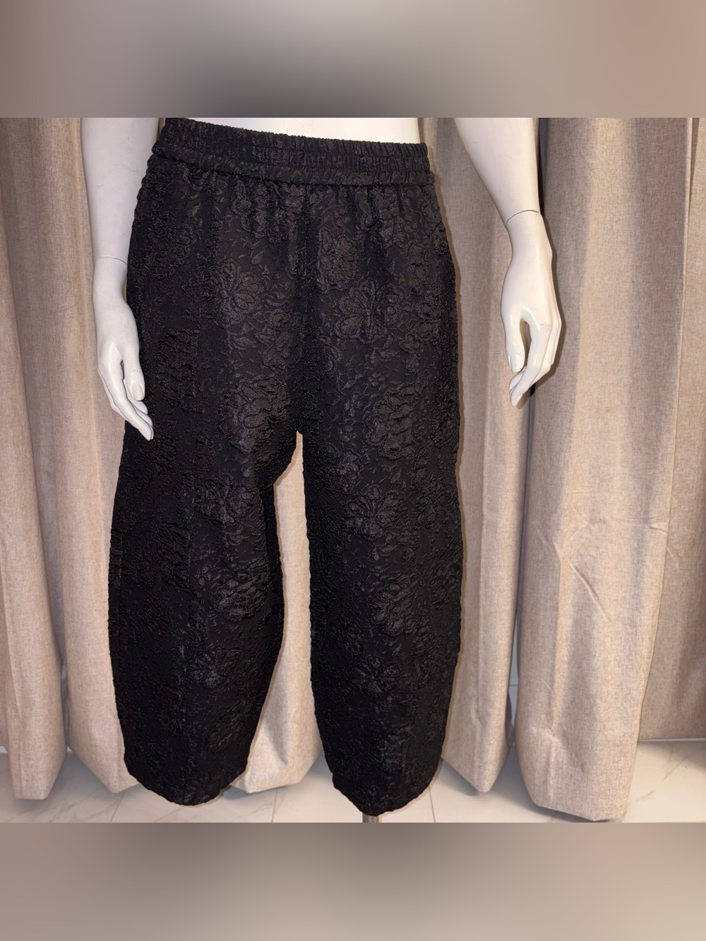 DAZY SZ L black floral textured balloon trousers with an elasticated waistband